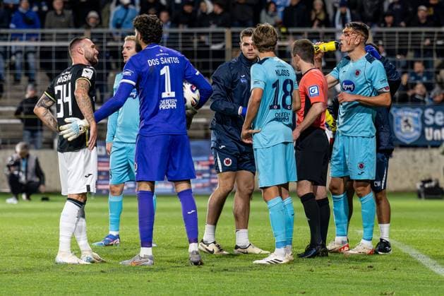 Diskussion von Patrick Hobsch (TSV 1860 Muenchen, 34) mit Eduardo Dos Santos Haesler - Dudu (Torwart, FC Viktoria Koeln, 1) nach einem Zusammenstoss von letzterem mit Christoph Greger (FC Viktoria Koeln, 15), der danach stark blutet GER, TSV 1860 Muenchen vs. Viktoria Koeln 1904, Fussball, 3. Bundesliga, 9. Spieltag, Saison 2025 2026, 01.10.2025. (DFL DFB REGULATIONS PROHIBIT ANY USE OF PHOTOGRAPHS as IMAGE SEQUENCES and or QUASI-VIDEO). GER, TSV 1860 Muenchen vs. Viktoria Koeln 1904, Fussball, 3. Bundesliga, 9. Spieltag, Saison 2025 2026, 01.10.2025. Muenchen Copyright: xEibner-Pressefoto HeikexFeinerx EP_HFR