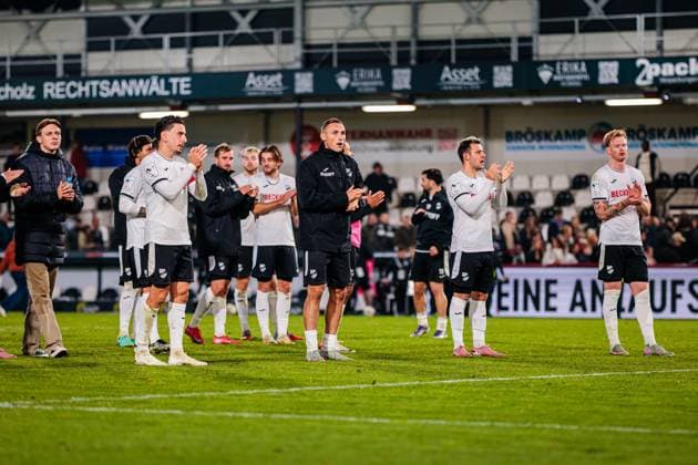 Die Mannschaft von SC Verl ist enttaeuscht traurig nach 2:2 Unentschieden und stellt sich der Fankurve GER, SC Verl vs. FC Ingolstadt 04, Fussball, 3. Liga, 9. Spieltag, Spielzeit 2025 2026, 01.10.2025 GER, SC Verl vs. FC Ingolstadt 04, Fussball, 3. Liga, 9. Spieltag, Spielzeit 2025 2026, 01.10.2025 Verl Copyright: xEibner-Pressefoto JanxRollingerx EP_JSK