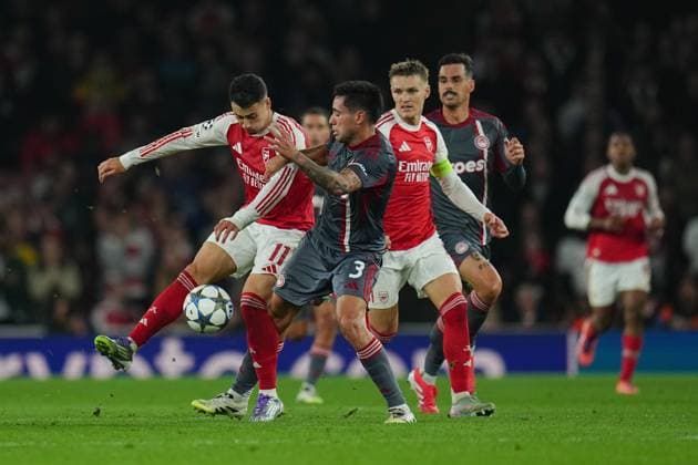 Gabriel Martinelli of Arsenal and Francisco Ortega of Olympiakos Arsenal v Olympiakos, UEFA Champions League, Group Stage, Football, Emirates Stadium, London, UK - 01 Oct 2025London Emirates Stadium United Kingdom EDITORIAL USE ONLY No use with unauthorised audio, video, data, fixture lists, club league logos or live services. Online in-match use limited to 120 images, no video emulation. No use in betting, games or single club league player publications. Copyright: xJoexToth Shutterstockx 15504044af