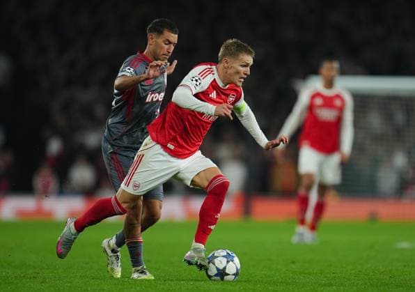 Santiago Hezze of Olympiakos and Martin odegaard of Arsenal Arsenal v Olympiakos, UEFA Champions League, Group Stage, Football, Emirates Stadium, London, UK - 01 Oct 2025London Emirates Stadium United Kingdom EDITORIAL USE ONLY No use with unauthorised audio, video, data, fixture lists, club league logos or live services. Online in-match use limited to 120 images, no video emulation. No use in betting, games or single club league player publications. Copyright: xJoexToth Shutterstockx 15504044ak