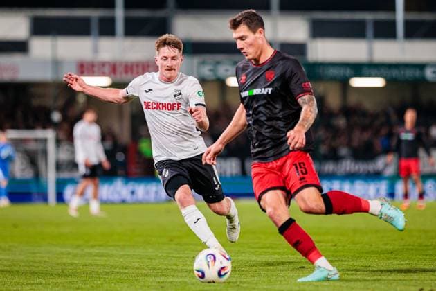 v.l. Dennis Waidner (SC Verl, 08), Jonas Scholz (FC Ingolstadt 04, 15) im Zweikampf GER, SC Verl vs. FC Ingolstadt 04, Fussball, 3. Liga, 9. Spieltag, Spielzeit 2025 2026, 01.10.2025 GER, SC Verl vs. FC Ingolstadt 04, Fussball, 3. Liga, 9. Spieltag, Spielzeit 2025 2026, 01.10.2025 Verl Copyright: xEibner-Pressefoto JanxRollingerx EP_JSK