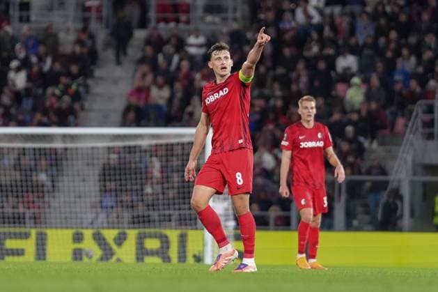 Maximilian Eggestein (SC Freiburg, 08) , Italien, Fussball, UEFA Europa League, 2.Spieltag, Ligaphase, 2025 2026, Bologna FC vs. SC Freiburg, 02.10.2025, Stadio Renato Dall™Ara, Bologna, Italien Bologna Stadio Renato Dall™Ara Emilia-Romagna Italien Copyright: xArnexAmbergx