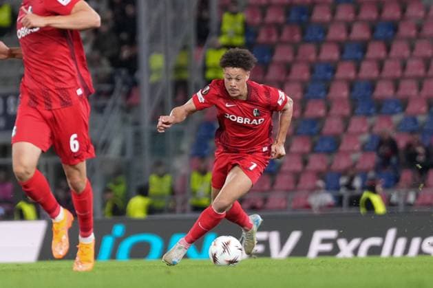 Derry Scherhant (SC Freiburg, 07) am Ball , Italien, Fussball, UEFA Europa League, 2.Spieltag, Ligaphase, 2025 2026, Bologna FC vs. SC Freiburg, 02.10.2025, Stadio Renato Dall™Ara, Bologna, Italien Bologna Stadio Renato Dall™Ara Emilia-Romagna Italien Copyright: xArnexAmbergx