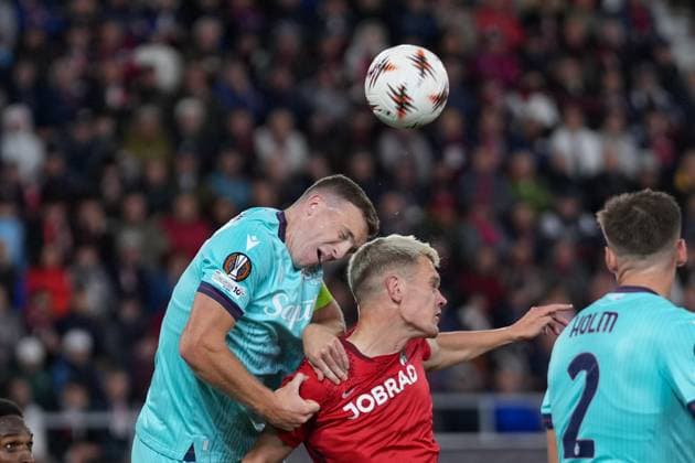 Matthias Ginter (SC Freiburg, 28) Kopfball , Italien, Fussball, UEFA Europa League, 2.Spieltag, Ligaphase, 2025 2026, Bologna FC vs. SC Freiburg, 02.10.2025, Stadio Renato Dall™Ara, Bologna, Italien Bologna Stadio Renato Dall™Ara Emilia-Romagna Italien Copyright: xArnexAmbergx