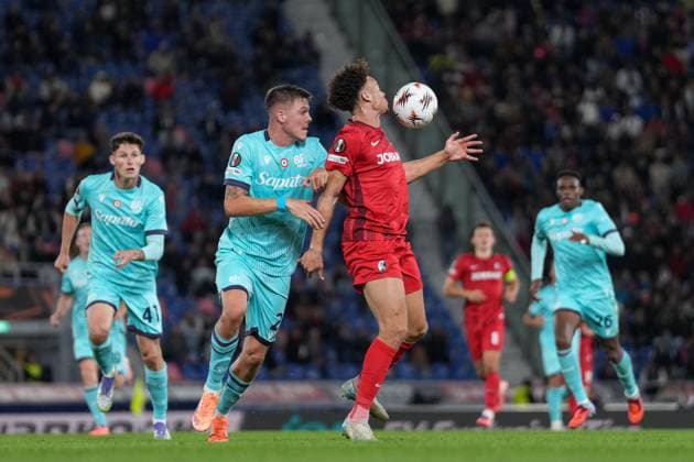Derry Scherhant (SC Freiburg, 07) am Ball , Italien, Fussball, UEFA Europa League, 2.Spieltag, Ligaphase, 2025 2026, Bologna FC vs. SC Freiburg, 02.10.2025, Stadio Renato Dall™Ara, Bologna, Italien Bologna Stadio Renato Dall™Ara Emilia-Romagna Italien Copyright: xArnexAmbergx