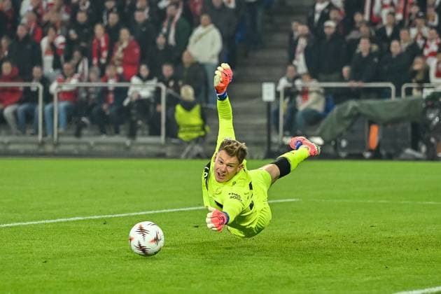 Alexander Nuebel (VfB Stuttgart, 33) springt einem Ball hinterher der an den Pfosten geht. CH, FC Basel - VfB Stuttgart, Fussball, Europa League, 2. Spieltag, Saison 2025 2026, 02.10.2025 CH, FC Basel - VfB Stuttgart, Fussball, Europa League, 2. Spieltag, Saison 2025 2026, 02.10.2025 Basel Copyright: xEibner-Pressefoto ThomasxHessx EP_THS