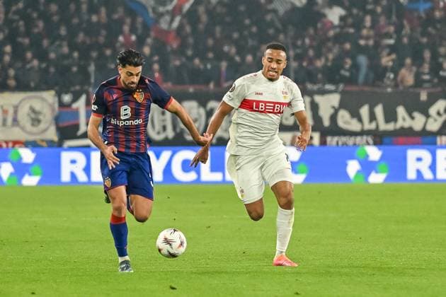 Nicolas Vouilloz (FC Basel, 03), Jamie Leweling (VfB Stuttgart, 18) im Laufduell um den Ball. CH, FC Basel - VfB Stuttgart, Fussball, Europa League, 2. Spieltag, Saison 2025 2026, 02.10.2025 CH, FC Basel - VfB Stuttgart, Fussball, Europa League, 2. Spieltag, Saison 2025 2026, 02.10.2025 Basel Copyright: xEibner-Pressefoto ThomasxHessx EP_THS