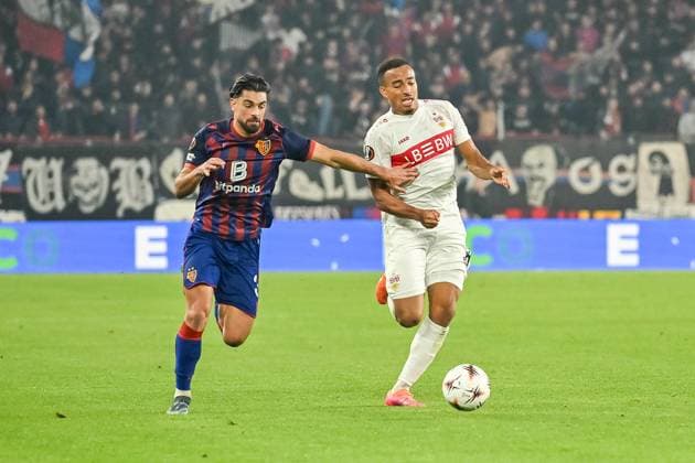 Nicolas Vouilloz (FC Basel, 03), Jamie Leweling (VfB Stuttgart, 18) im Laufduell um den Ball. CH, FC Basel - VfB Stuttgart, Fussball, Europa League, 2. Spieltag, Saison 2025 2026, 02.10.2025 CH, FC Basel - VfB Stuttgart, Fussball, Europa League, 2. Spieltag, Saison 2025 2026, 02.10.2025 Basel Copyright: xEibner-Pressefoto ThomasxHessx EP_THS
