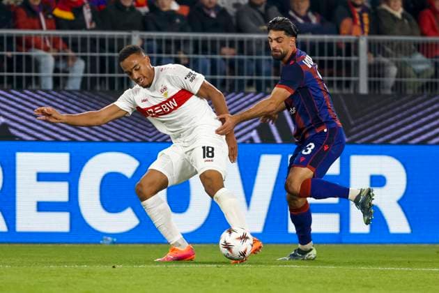 Jamie Leweling (VfB Stuttgart, 18) und Nicolas Vouilloz (FC Basel, 03) im Zweikampf , Schweiz, Fussball, UEFA Europa League, 2. Spieltag, 2025 2026, FC Basel vs. VfB Stuttgart, 02.10.2025, Sankt Jakob Park, Basel, Schweiz Basel Sankt Jakob Park Kanton Basel-Stadt Schweiz Copyright: xGrantxHubbsx