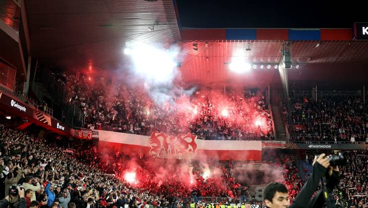 02.10.2025, Schweiz, Basel, Fußball UEFA Europa League, FC Basel vs. VfB Stuttgart, VfB Fans, Zuschauer, Pyrotechnik, Pyro, Pyros, Flammen, Rauch