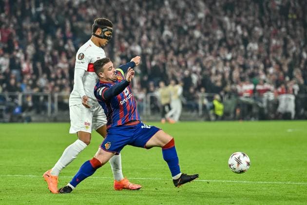 Luca Jaquez (VfB Stuttgart, 14), Xherdan Shaqiri (FC Basel, 10). im Duel um den Ball. CH, FC Basel - VfB Stuttgart, Fussball, Europa League, 2. Spieltag, Saison 2025 2026, 02.10.2025 CH, FC Basel - VfB Stuttgart, Fussball, Europa League, 2. Spieltag, Saison 2025 2026, 02.10.2025 Basel Copyright: xEibner-Pressefoto ThomasxHessx EP_THS
