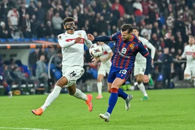 Luca Jaquez (VfB Stuttgart, 14), Albian Ajeti (FC Basel, 23) im Duell und im Lauf um den Ball. CH, FC Basel - VfB Stuttgart, Fussball, Europa League, 2. Spieltag, Saison 2025 2026, 02.10.2025 CH, FC Basel - VfB Stuttgart, Fussball, Europa League, 2. Spieltag, Saison 2025 2026, 02.10.2025 Basel Copyright: xEibner-Pressefoto ThomasxHessx EP_THS