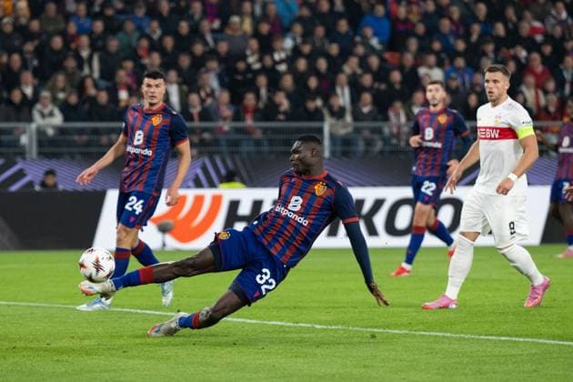 v.li. Jonas Adjetey (FC Basel, 32), Ermedin Demirovic (VfB Stuttgart, 09) SUI, FC Basel vs. VfB Stuttgart, Fussball, UEFA Europa League, Herren, 2. Spieltag, Spielzeit 2025 2026, 02.10.2025, SUI, FC Basel vs. VfB Stuttgart, Fussball, UEFA Europa League, Herren, 2. Spieltag, Spielzeit 2025 2026, 02.10.2025 Basel Copyright: xEibner-Pressefoto WolfgangxFrankx EP_WFK