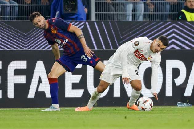 Dominik Schmid (FC Basel, 31) und Badredine Bouanani (VfB Stuttgart, 27) im Zweikampf , Schweiz, Fussball, UEFA Europa League, 2. Spieltag, 2025 2026, FC Basel vs. VfB Stuttgart, 02.10.2025, Sankt Jakob Park, Basel, Schweiz Basel Sankt Jakob Park Kanton Basel-Stadt Schweiz Copyright: xGrantxHubbsx