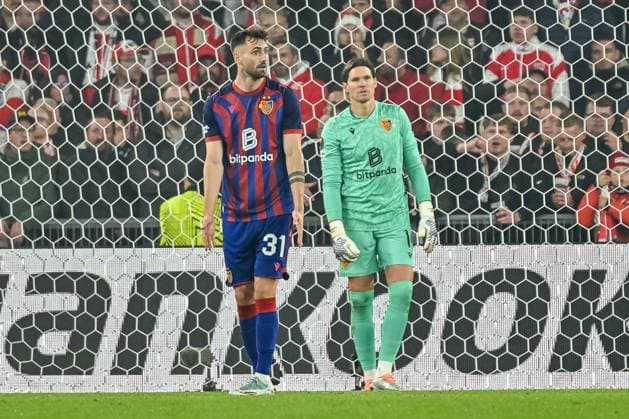 Dominik Schmid (FC Basel, 31) mit Gestik. CH, FC Basel - VfB Stuttgart, Fussball, Europa League, 2. Spieltag, Saison 2025 2026, 02.10.2025 CH, FC Basel - VfB Stuttgart, Fussball, Europa League, 2. Spieltag, Saison 2025 2026, 02.10.2025 Basel Copyright: xEibner-Pressefoto ThomasxHessx EP_THS