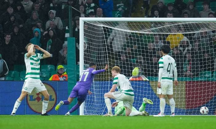 Dane Murray of Celtic reacts with his heart din his hands after Murray s attempted clearance hits off Gabri Martinez of SC Braga and past Celtic goalkeeper Kasper Schmeichel to give SC Braga a 0-2 lead. Celtic v Braga, UEFA Europa League, Group Stage, Football, Celtic Park, Glasgow, Scotland, UK - 02 Oct 2025Glasgow Celtic Park Scotland United Kingdom EDITORIAL USE ONLY No use with unauthorised audio, video, data, fixture lists, club league logos or live services. Online in-match use limited to 120 images, no video emulation. No use in betting, games or single club league player publications. Copyright: xStuartxWallace Shutterstockx 15504055ca