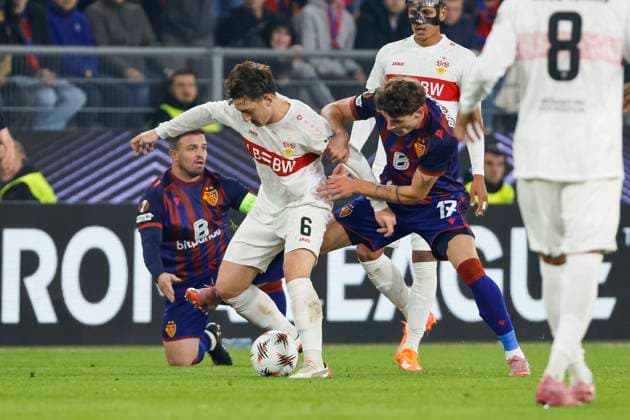 Angelo Stiller (VfB Stuttgart, 06) und Moritz Broschinski (FC Basel, 17) im Zweikampf , Schweiz, Fussball, UEFA Europa League, 2. Spieltag, 2025 2026, FC Basel vs. VfB Stuttgart, 02.10.2025, Sankt Jakob Park, Basel, Schweiz Basel Sankt Jakob Park Kanton Basel-Stadt Schweiz Copyright: xGrantxHubbsx