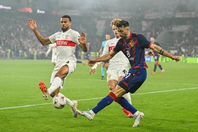 Dominik Schmid (FC Basel, 31) am Ball vor Josha Vagnoman (VfB Stuttgart, 04), Lazar Jovanovic (VfB Stuttgart, 45) CH, FC Basel - VfB Stuttgart, Fussball, Europa League, 2. Spieltag, Saison 2025 2026, 02.10.2025 CH, FC Basel - VfB Stuttgart, Fussball, Europa League, 2. Spieltag, Saison 2025 2026, 02.10.2025 Basel Copyright: xEibner-Pressefoto ThomasxHessx EP_THS