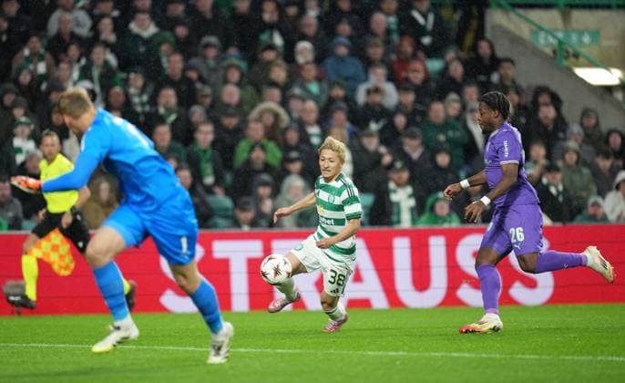 Daizen Maeda of Celtic runs at goal under pressure from Bright Arrey-Mbi of SC Braga Celtic v Braga, UEFA Europa League, Group Stage, Football, Celtic Park, Glasgow, Scotland, UK - 02 Oct 2025Glasgow Celtic Park Scotland United Kingdom EDITORIAL USE ONLY No use with unauthorised audio, video, data, fixture lists, club league logos or live services. Online in-match use limited to 120 images, no video emulation. No use in betting, games or single club league player publications. Copyright: xStuartxWallace Shutterstockx 15504055de