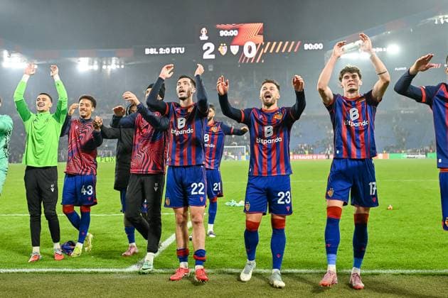 Der FC Basel feiert den 2:0 Sieg ueber den VfB Stuttgart. CH, FC Basel - VfB Stuttgart, Fussball, Europa League, 2. Spieltag, Saison 2025 2026, 02.10.2025 CH, FC Basel - VfB Stuttgart, Fussball, Europa League, 2. Spieltag, Saison 2025 2026, 02.10.2025 Basel Copyright: xEibner-Pressefoto ThomasxHessx EP_THS