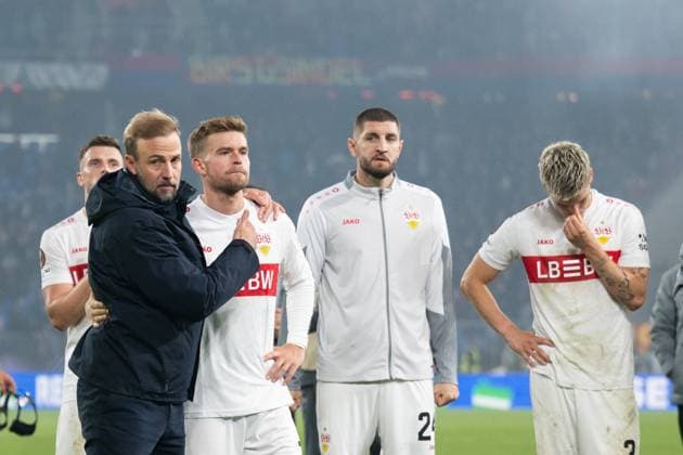 Nach Spielende Entaeuschung, frust bei Sebastian Hoeness (VfB Stuttgart, Cheftrainer, Trainer), Maximilian Mittelstaedt (VfB Stuttgart, 07), Jeff Chabot (VfB Stuttgart, 24), Ramon Hendriks (VfB Stuttgart, 03) SUI, FC Basel vs. VfB Stuttgart, Fussball, UEFA Europa League, Herren, 2. Spieltag, Spielzeit 2025 2026, 02.10.2025, SUI, FC Basel vs. VfB Stuttgart, Fussball, UEFA Europa League, Herren, 2. Spieltag, Spielzeit 2025 2026, 02.10.2025 Basel Copyright: xEibner-Pressefoto WolfgangxFrankx EP_WFK