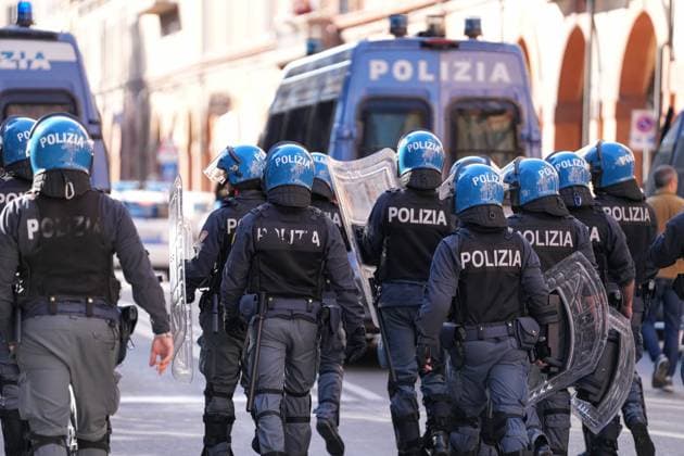 Polizei begleitet den Fanmarsch der Fans und Ultras , Italien, Fussball, UEFA Europa League, 2.Spieltag, Ligaphase, 2025 2026, Bologna FC vs. SC Freiburg, 02.10.2025, Stadio Renato Dall™Ara, Bologna, Italien Bologna Stadio Renato Dall™Ara Emilia-Romagna Italien Copyright: xArnexAmbergx