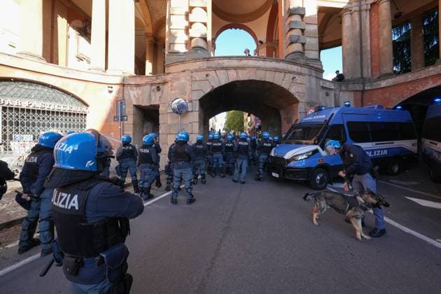 Die Polizei blockiert den Durchgang und zwingt die Gästefans durch einen kleinen Seitengang, Fans, Ultras , Italien, Fussball, UEFA Europa League, 2.Spieltag, Ligaphase, 2025 2026, Bologna FC vs. SC Freiburg, 02.10.2025, Stadio Renato Dall™Ara, Bologna, Italien Bologna Stadio Renato Dall™Ara Emilia-Romagna Italien Copyright: xArnexAmbergx