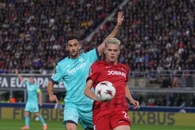 Matthias Ginter (SC Freiburg, 28) am Ball , Italien, Fussball, UEFA Europa League, 2.Spieltag, Ligaphase, 2025 2026, Bologna FC vs. SC Freiburg, 02.10.2025, Stadio Renato Dall™Ara, Bologna, Italien Bologna Stadio Renato Dall™Ara Emilia-Romagna Italien Copyright: xArnexAmbergx