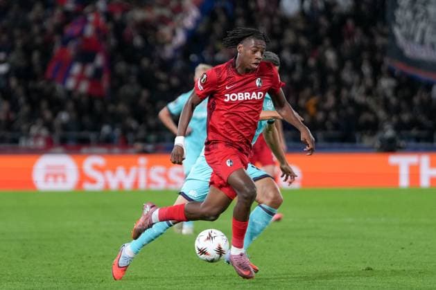 Johan Manzambi (SC Freiburg, 44) am Ball , Italien, Fussball, UEFA Europa League, 2.Spieltag, Ligaphase, 2025 2026, Bologna FC vs. SC Freiburg, 02.10.2025, Stadio Renato Dall™Ara, Bologna, Italien Bologna Stadio Renato Dall™Ara Emilia-Romagna Italien Copyright: xArnexAmbergx