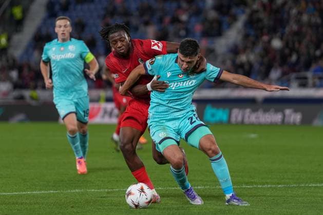 Johan Manzambi (SC Freiburg, 44) im Zweikampf mit Nicolò Cambiaghi Nicolo Cambiaghi (FC Bologna, 28) , Italien, Fussball, UEFA Europa League, 2.Spieltag, Ligaphase, 2025 2026, Bologna FC vs. SC Freiburg, 02.10.2025, Stadio Renato Dall™Ara, Bologna, Italien Bologna Stadio Renato Dall™Ara Emilia-Romagna Italien Copyright: xArnexAmbergx