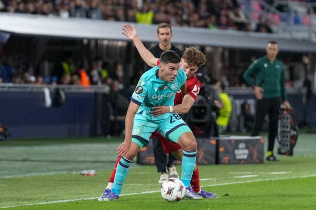 Philipp Treu (SC Freiburg, 29) im Zweikampf mit Nicolò Cambiaghi Nicolo Cambiaghi (FC Bologna, 28) , Italien, Fussball, UEFA Europa League, 2.Spieltag, Ligaphase, 2025 2026, Bologna FC vs. SC Freiburg, 02.10.2025, Stadio Renato Dall™Ara, Bologna, Italien Bologna Stadio Renato Dall™Ara Emilia-Romagna Italien Copyright: xArnexAmbergx
