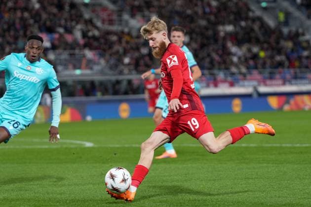 Jan-Niklas Beste (SC Freiburg, 19) am Ball , Italien, Fussball, UEFA Europa League, 2.Spieltag, Ligaphase, 2025 2026, Bologna FC vs. SC Freiburg, 02.10.2025, Stadio Renato Dall™Ara, Bologna, Italien Bologna Stadio Renato Dall™Ara Emilia-Romagna Italien Copyright: xArnexAmbergx