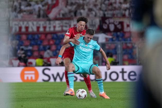 Derry Scherhant (SC Freiburg, 07) im Zweikampf , Italien, Fussball, UEFA Europa League, 2.Spieltag, Ligaphase, 2025 2026, Bologna FC vs. SC Freiburg, 02.10.2025, Stadio Renato Dall™Ara, Bologna, Italien Bologna Stadio Renato Dall™Ara Emilia-Romagna Italien Copyright: xArnexAmbergx