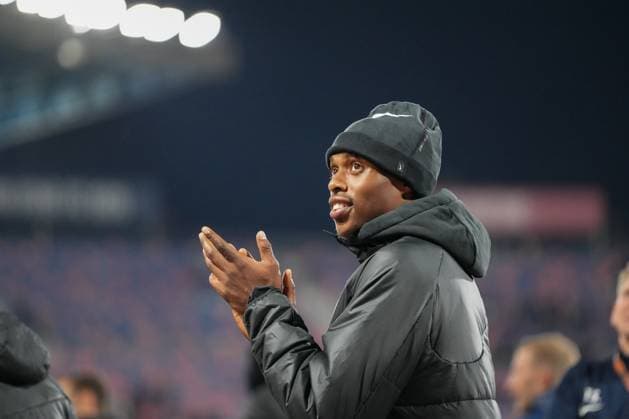 Junior Adamu (SC Freiburg, 20) bei den Fans , Italien, Fussball, UEFA Europa League, 2.Spieltag, Ligaphase, 2025 2026, Bologna FC vs. SC Freiburg, 02.10.2025, Stadio Renato Dall™Ara, Bologna, Italien Bologna Stadio Renato Dall™Ara Emilia-Romagna Italien Copyright: xArnexAmbergx