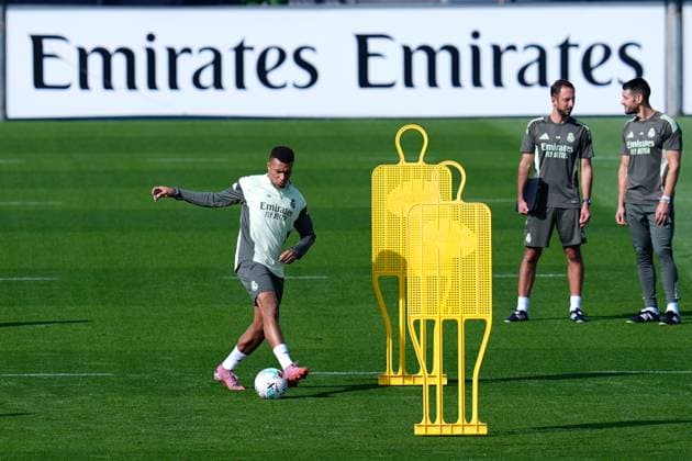 October 3, 2025, Valdebebas, Madrid, Spain: Kylian Mbappe of Real Madrid CF warms up during the training day of Real Madrid ahead the Spanish League, LaLiga EA Sports, football match against Villarreal CF at Ciudad Deportiva Real Madrid on October 03, 2025, in Valdebebas, Madrid, Spain. Valdebebas Spain - ZUMAa181 20251003_zaa_a181_014 Copyright: xDennisxAgyemanx