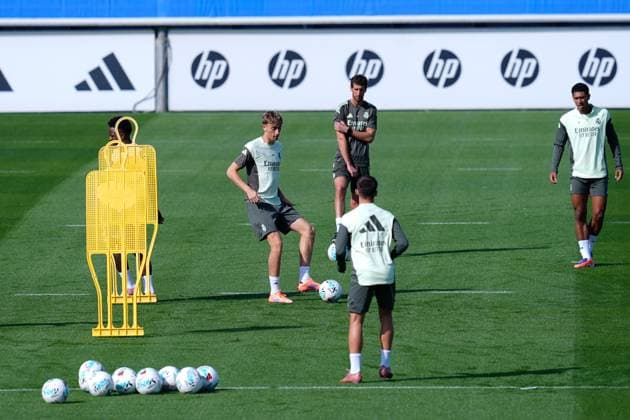 October 3, 2025, Valdebebas, Madrid, Spain: Dean Huijsen of Real Madrid CF warms up during the training day of Real Madrid ahead the Spanish League, LaLiga EA Sports, football match against Villarreal CF at Ciudad Deportiva Real Madrid on October 03, 2025, in Valdebebas, Madrid, Spain. Valdebebas Spain - ZUMAa181 20251003_zaa_a181_004 Copyright: xDennisxAgyemanx