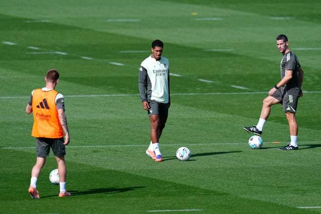 October 3, 2025, Valdebebas, Madrid, Spain: Jude Bellingham of Real Madrid CF warms up during the training day of Real Madrid ahead the Spanish League, LaLiga EA Sports, football match against Villarreal CF at Ciudad Deportiva Real Madrid on October 03, 2025, in Valdebebas, Madrid, Spain. Valdebebas Spain - ZUMAa181 20251003_zaa_a181_006 Copyright: xDennisxAgyemanx