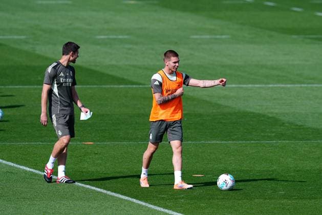 October 3, 2025, Valdebebas, Madrid, Spain: Franco Mastantuono of Real Madrid CF warms up during the training day of Real Madrid ahead the Spanish League, LaLiga EA Sports, football match against Villarreal CF at Ciudad Deportiva Real Madrid on October 03, 2025, in Valdebebas, Madrid, Spain. Valdebebas Spain - ZUMAa181 20251003_zaa_a181_010 Copyright: xDennisxAgyemanx
