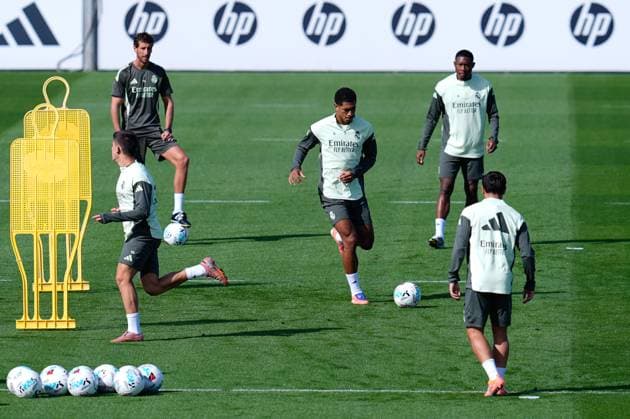 October 3, 2025, Valdebebas, Madrid, Spain: Jude Bellingham of Real Madrid CF warms up during the training day of Real Madrid ahead the Spanish League, LaLiga EA Sports, football match against Villarreal CF at Ciudad Deportiva Real Madrid on October 03, 2025, in Valdebebas, Madrid, Spain. Valdebebas Spain - ZUMAa181 20251003_zaa_a181_011 Copyright: xDennisxAgyemanx