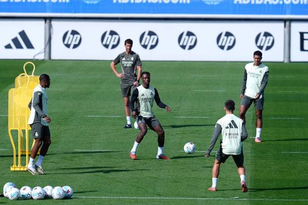 October 3, 2025, Valdebebas, Madrid, Spain: Eduardo Camavinga of Real Madrid CF warms up during the training day of Real Madrid ahead the Spanish League, LaLiga EA Sports, football match against Villarreal CF at Ciudad Deportiva Real Madrid on October 03, 2025, in Valdebebas, Madrid, Spain. Valdebebas Spain - ZUMAa181 20251003_zaa_a181_013 Copyright: xDennisxAgyemanx