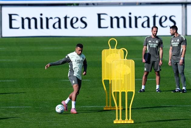 October 3, 2025, Valdebebas, Madrid, Spain: Kylian Mbappe of Real Madrid CF warms up during the training day of Real Madrid ahead the Spanish League, LaLiga EA Sports, football match against Villarreal CF at Ciudad Deportiva Real Madrid on October 03, 2025, in Valdebebas, Madrid, Spain. Valdebebas Spain - ZUMAa181 20251003_zaa_a181_018 Copyright: xDennisxAgyemanx