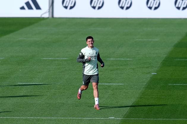 October 3, 2025, Valdebebas, Madrid, Spain: Arda Guler of Real Madrid CF warms up during the training day of Real Madrid ahead the Spanish League, LaLiga EA Sports, football match against Villarreal CF at Ciudad Deportiva Real Madrid on October 03, 2025, in Valdebebas, Madrid, Spain. Valdebebas Spain - ZUMAa181 20251003_zaa_a181_021 Copyright: xDennisxAgyemanx