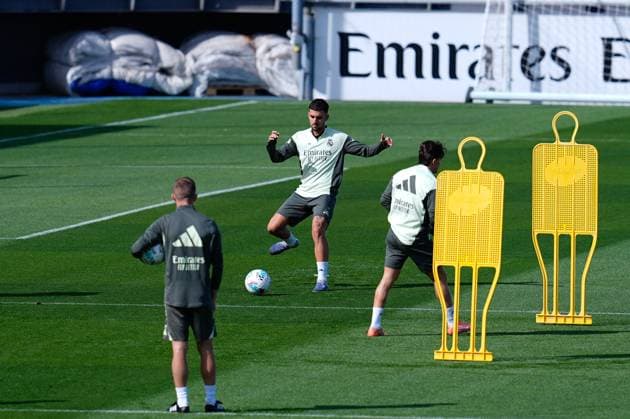 October 3, 2025, Valdebebas, Madrid, Spain: Dani Ceballos of Real Madrid CF warms up during the training day of Real Madrid ahead the Spanish League, LaLiga EA Sports, football match against Villarreal CF at Ciudad Deportiva Real Madrid on October 03, 2025, in Valdebebas, Madrid, Spain. Valdebebas Spain - ZUMAa181 20251003_zaa_a181_024 Copyright: xDennisxAgyemanx