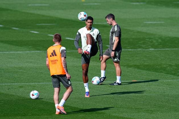 October 3, 2025, Valdebebas, Madrid, Spain: Jude Bellingham of Real Madrid CF warms up during the training day of Real Madrid ahead the Spanish League, LaLiga EA Sports, football match against Villarreal CF at Ciudad Deportiva Real Madrid on October 03, 2025, in Valdebebas, Madrid, Spain. Valdebebas Spain - ZUMAa181 20251003_zaa_a181_025 Copyright: xDennisxAgyemanx