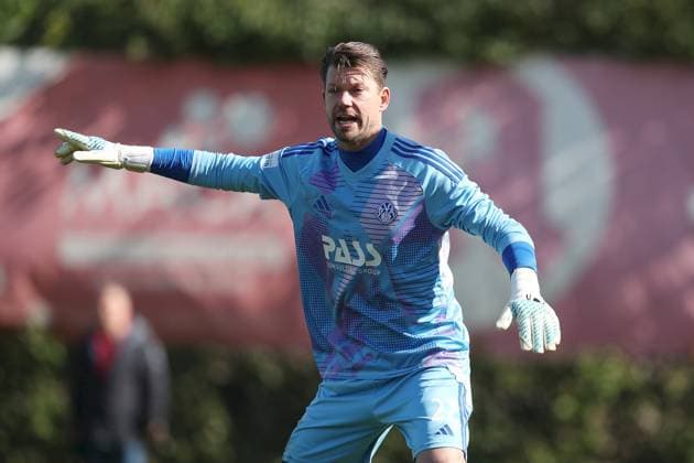03.10.2025, xjcx, Herren, Fussball, Saison 2025 2026, Regionalliga Bayern, 12. Spieltag: TSV Aubstadt - SV Viktoria Aschaffenburg Torwart Max Grün ( 27, SV Viktoria Aschaffenburg) gestikuliert, Arme, Hände, gibt Anweisungen Sulzfeld Schulstadion Aubstadt Bayern Deutschland