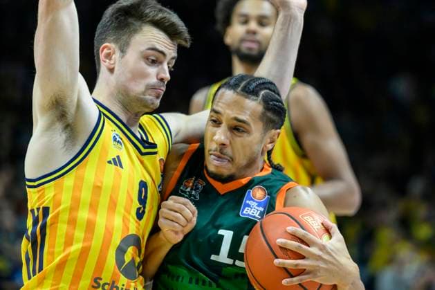 GER, Berlin, Basketball, Alba Berlin vs VET-CONCEPT Gladiators Trier , BBL, Basketball, Uber Arena, im Bild v.l.: Jonas Mattisseck (Alba Berlin), Jordan Roland (Trier), Zweikampf, Action, Kampf, kaempft um den Ball, 03.10.2025 Copyright: HMBxMedia UwexKoch