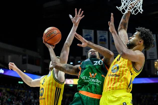 GER, Berlin, Basketball, Alba Berlin vs VET-CONCEPT Gladiators Trier , BBL, Basketball, Uber Arena, im Bild v.l.: Malte Delow (Alba Berlin), Urald King (Trier), Zweikampf, Action, Kampf, kaempft um den Ball, 03.10.2025 Copyright: HMBxMedia UwexKoch