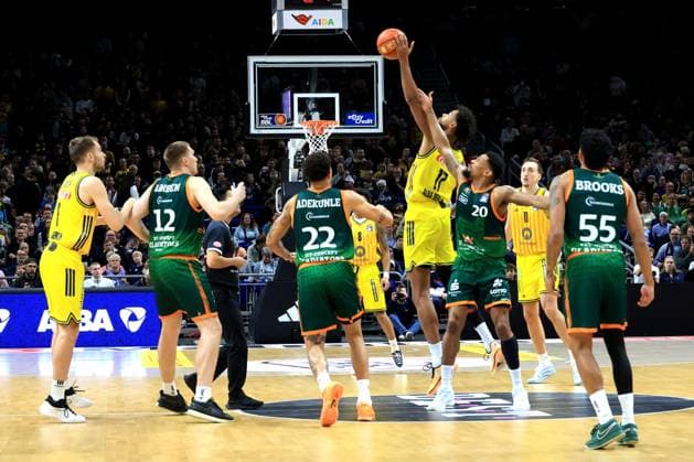DEU, easyCredit BBL, ALBA vs. VET-CONCEPT Gladiators Trier, 03.10.2025, Uber-Arena, Berlin, DEU, easyCredit BBL, ALBA vs. VET-CONCEPT Gladiators Trier, im Bild ALBA-Spieler, Norris Agbakoko (ALBA Berlin 17), Urald King (TBB Trier 20)