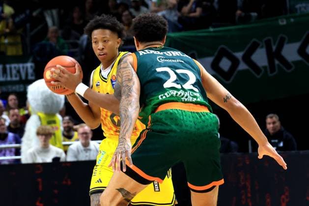 DEU, easyCredit BBL, ALBA vs. VET-CONCEPT Gladiators Trier, 03.10.2025, Uber-Arena, Berlin, DEU, easyCredit BBL, ALBA vs. VET-CONCEPT Gladiators Trier, im Bild Rejean Boogie Ellis (ALBA Berlin 8), Nolan Adekunle (TBB Trier 22)