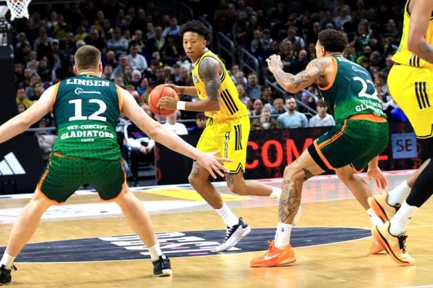 DEU, easyCredit BBL, ALBA vs. VET-CONCEPT Gladiators Trier, 03.10.2025, Uber-Arena, Berlin, DEU, easyCredit BBL, ALBA vs. VET-CONCEPT Gladiators Trier, im Bild Rejean Boogie Ellis (ALBA Berlin 8), Nolan Adekunle (TBB Trier 22), Martin Linssen (TBB Trier 12)